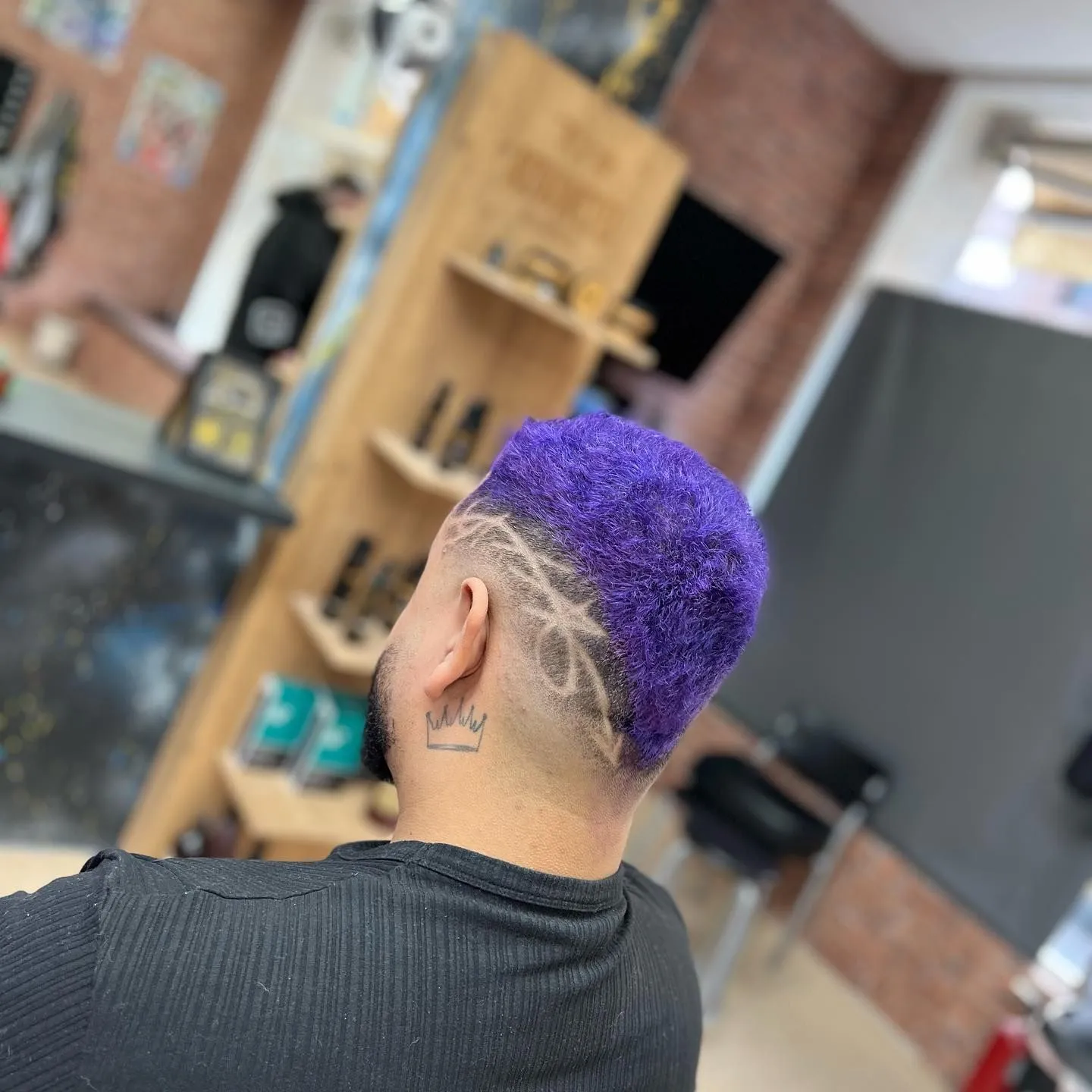 Pelo teñido de violeta con líneas a navaja