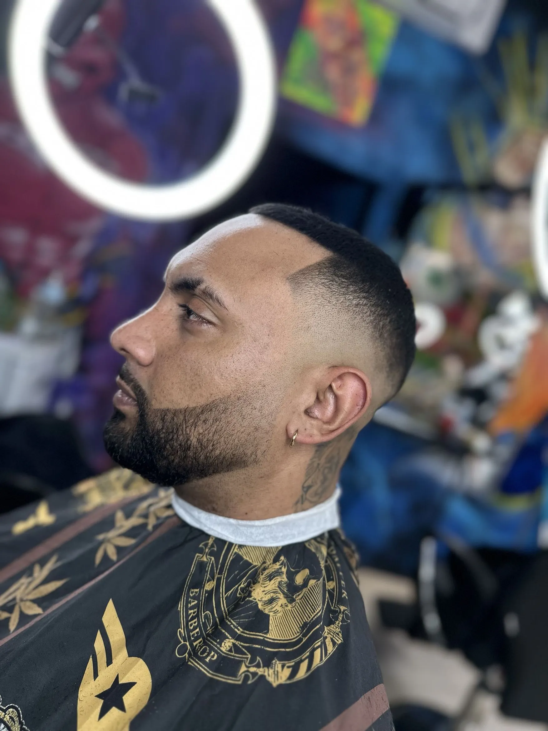 Barba perfilada con navaja y degradado