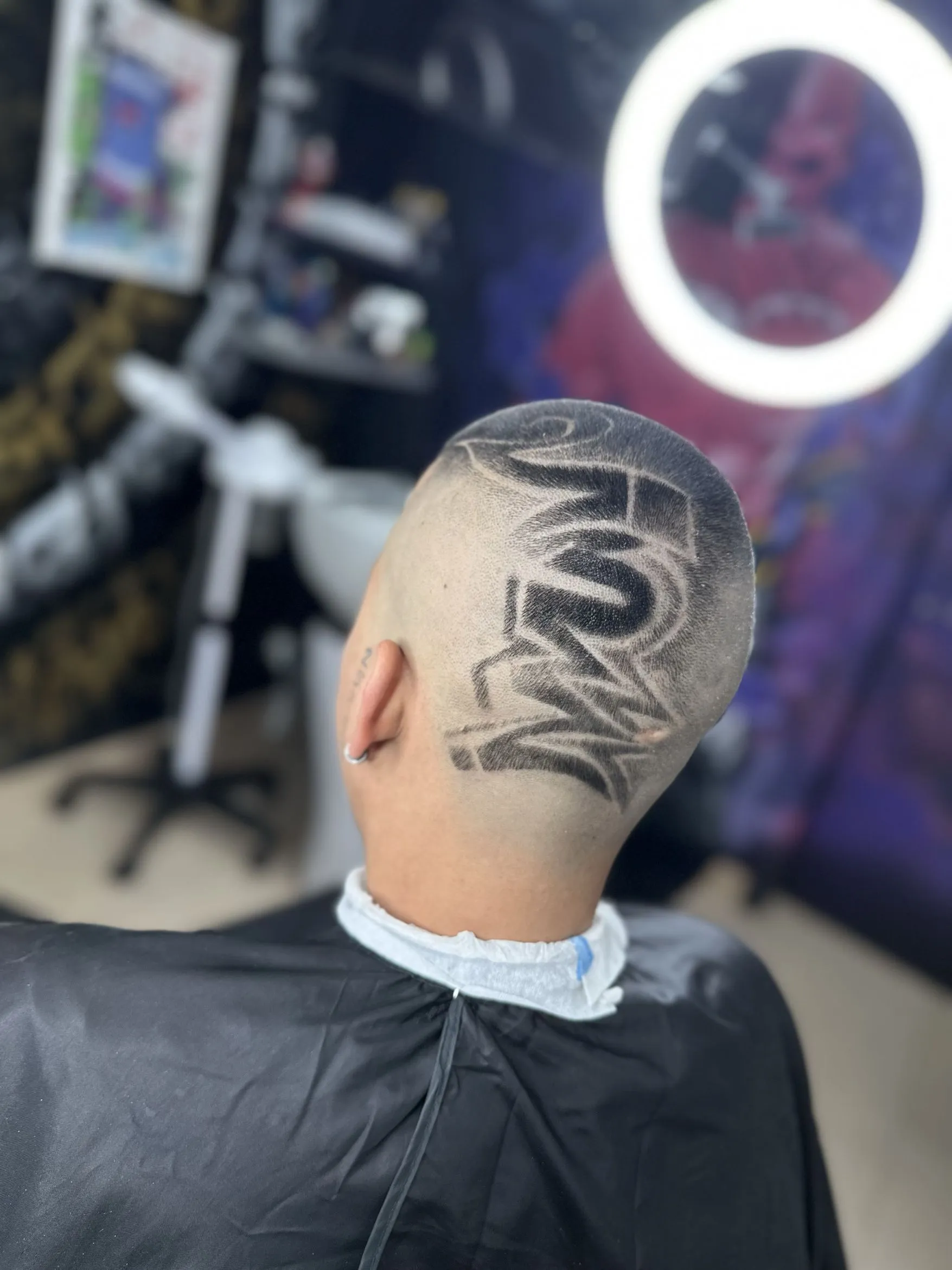 Nuca con dibujo freestyle hecho a navaja
